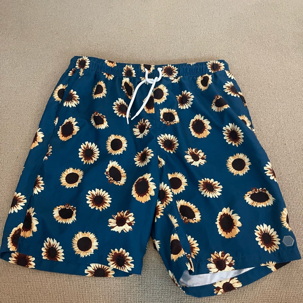 Sunflower Men’s Empyre size large swim trucks